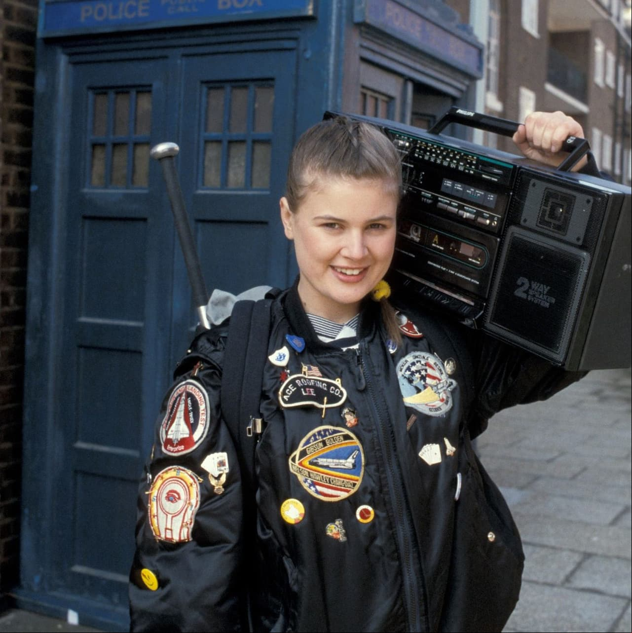 Un tanque de agua en el que estaba Sophie Aldred en ‘Doctor Who’ se rompió, provocando que los vidrios le lastimaran las manos (FOTO: BBC)
