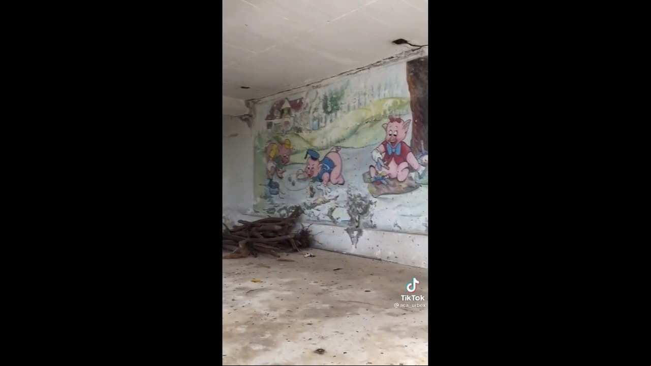 En otra de las habitaciones, se observa un mural del famoso cuento de ‘Los Tres Cochinitos’, el cual al parecer fue pintado a mano.