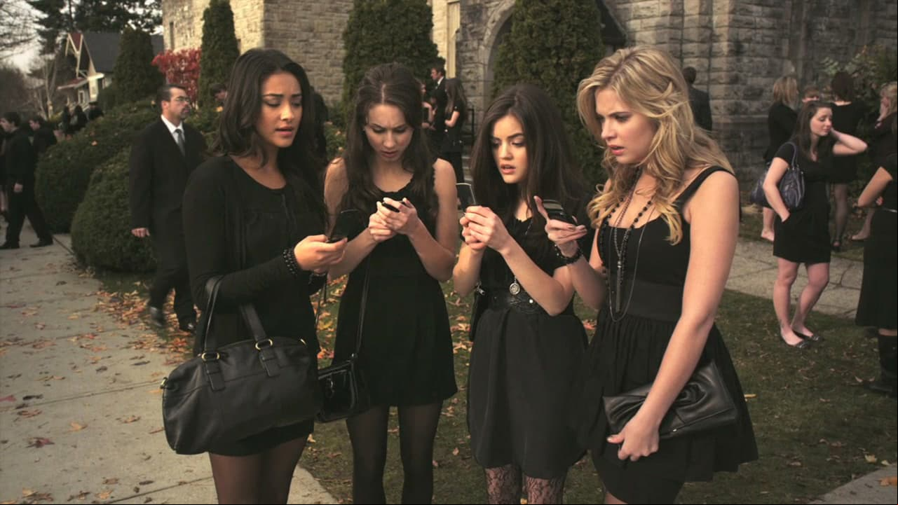 El tema principal de la serie, ‘Secret’ de The Pierces, fue una sugerencia de Ashley Benson (‘Hanna’)