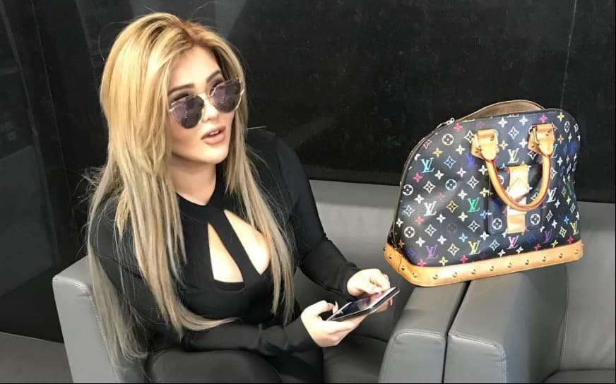 Gomita presume a galán con romántica foto