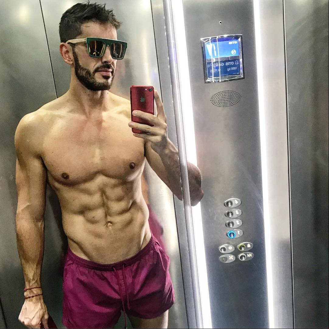 Tiene 32 años.