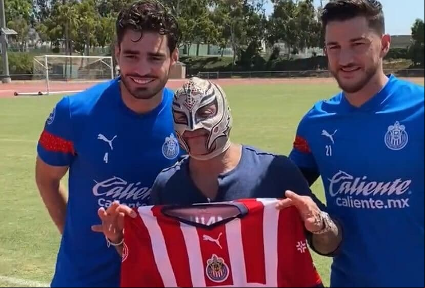 ¡Qué visita! Rey Mysterio se presentó en práctica de Chivas