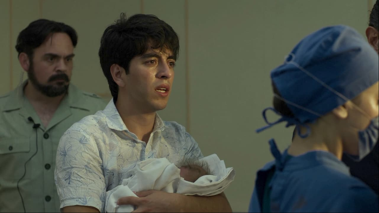 Adrián ayuda a intervenir a Marena y que dé a luz a sus mellizos; entrega a la pequeña en brazos de Gael.