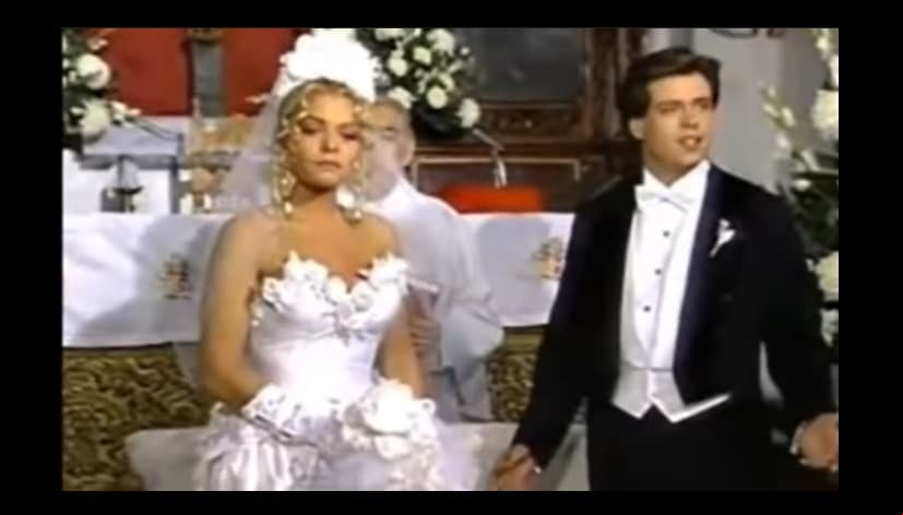 En ‘Dos Mujeres, un Camino’ (1993) vimos por primera vez a Itatí Cantoral llegar al altar en la ficción con su personaje de ‘Graciela Torres’; sin embargo, tras las habladurías de la villana ‘Tania’ (Biby Gaytán), ‘Graciela’ hace tremendo drama al decir que no se casará con ‘Ricardo’ (Rodrigo Vidal).