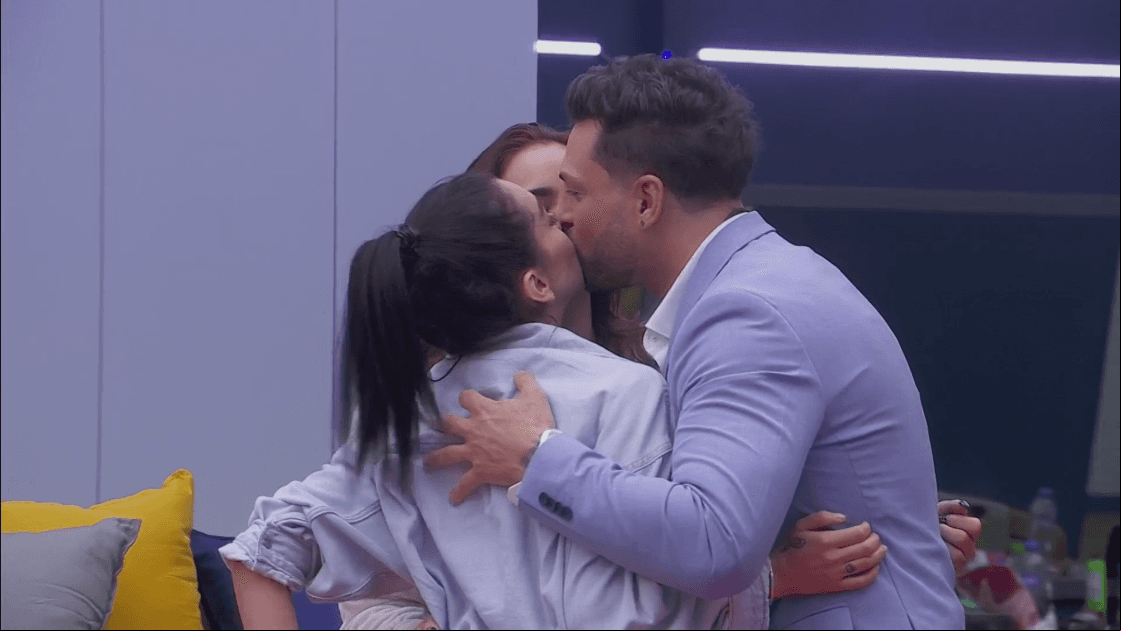 Beso de tres de Karime Gala y Nicola