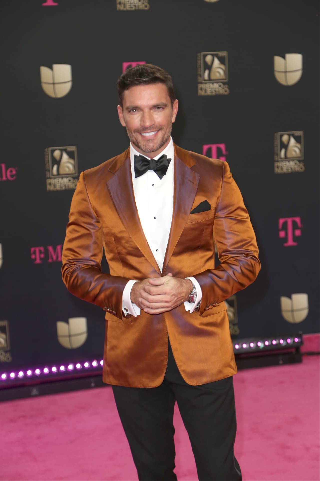 Julián Gil se convirtió en padre siendo tan solo un adolescente, por lo que antes de comenzar su carrera como actor trabajó como lavaplatos y asistentes de cocinero en un restaurante.