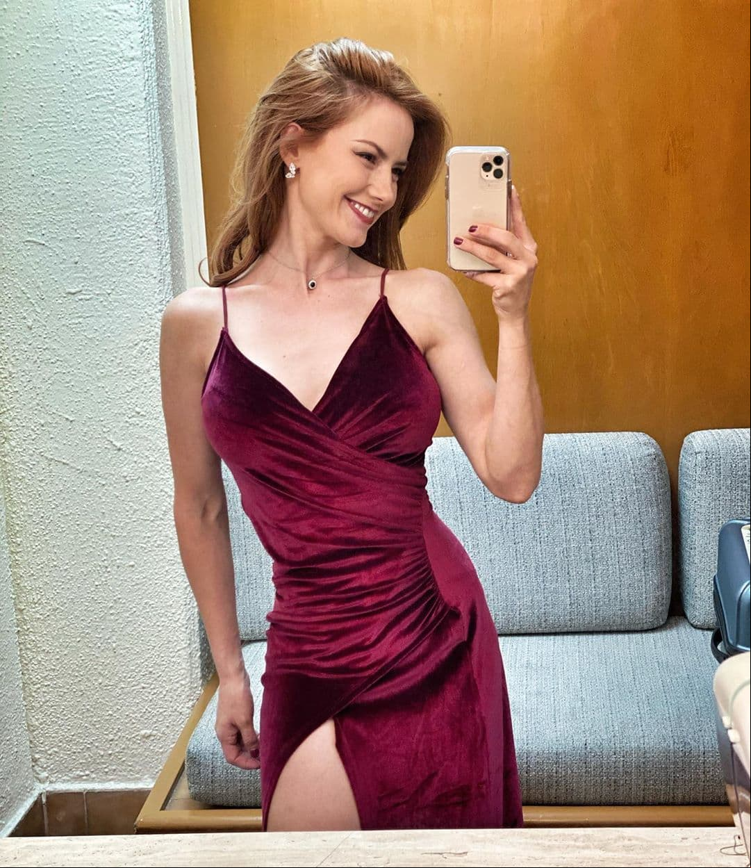 La Estrellas de televisión también muestra en sus redes sociales los vestidos que combinan a la perfección con el color de su melena.