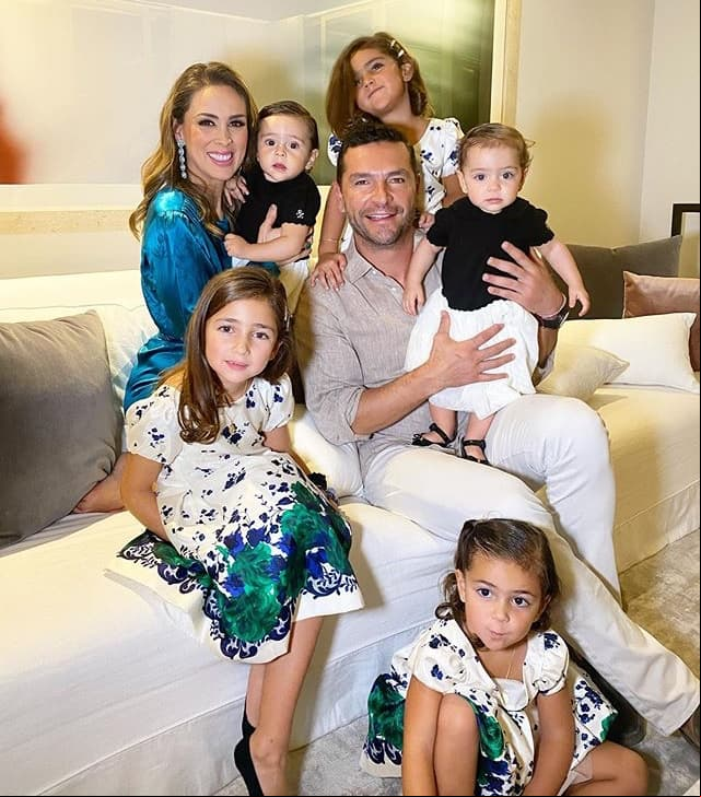 Acobijada por la compañía de sus cinco hijas y de su esposo, Martín Fuentes, Jacky Bracamontes mostró en Instagram cómo celebró la cena de año nuevo.