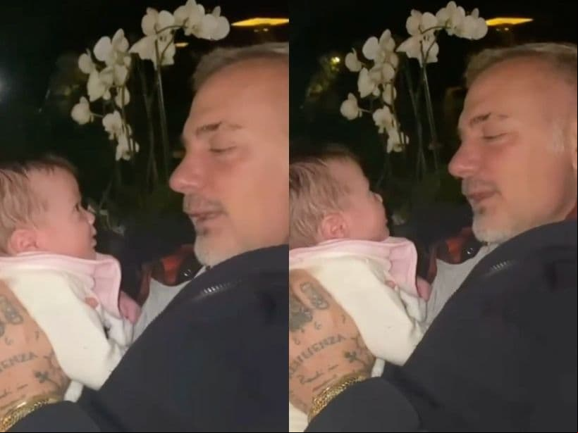 Tras su nacimiento, la pequeña hizo su debut en las redes sociales de sus famosos padres, comenzando a llamar la atención casi de inmediato. Sin embargo, fue hasta el 23 de diciembre que la pareja decidió mostrar por primera vez su rostro.