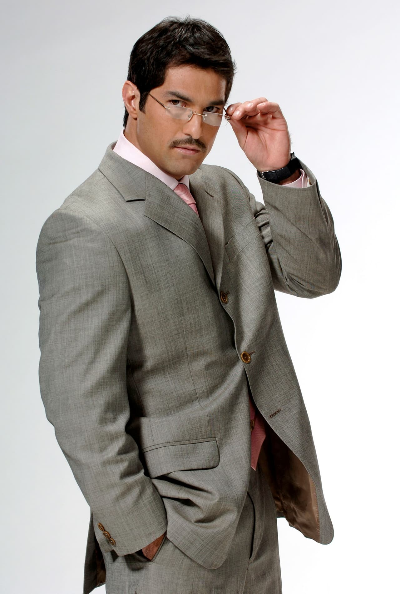 En 2006, Arturo iniciaría su trayectoria en las telenovelas en ‘La Vedad Oculta’ (2006), ‘Destilando Amor’ (2007), ‘Muchachitas como tú’ (2007) y ‘Cuidado con el ángel’ (2008).