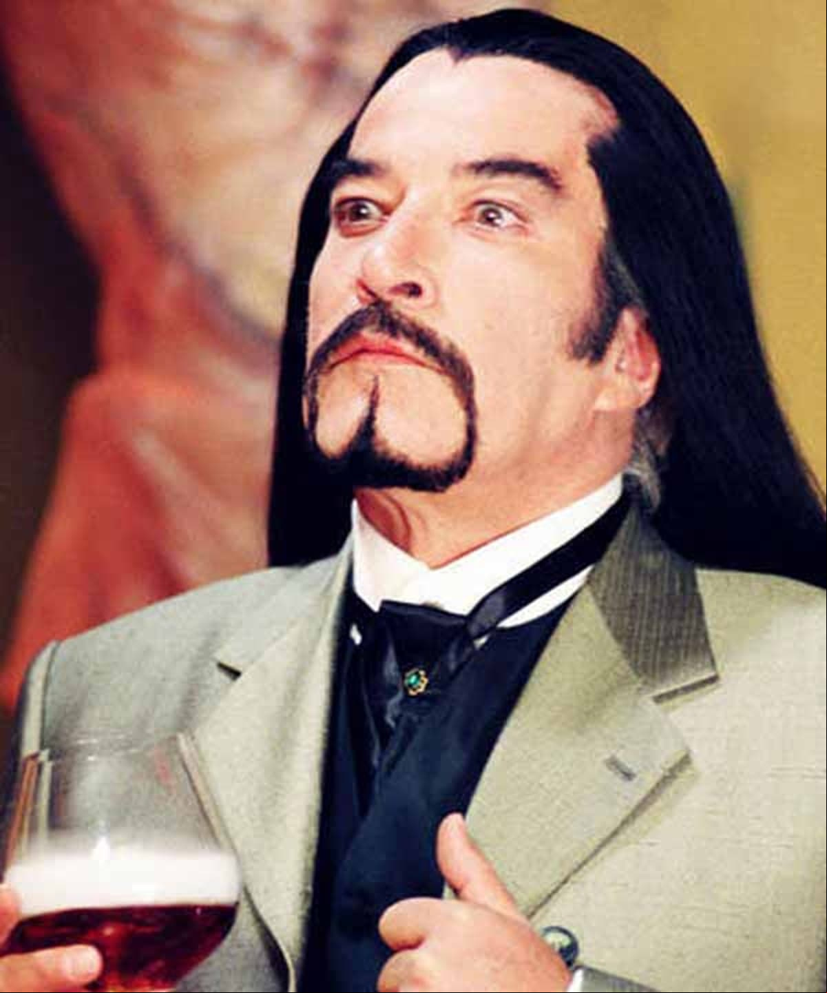 Serafín. En 1999, Enrique Rocha interpretó al malvado ‘Lucio’, personaje que lo hizo cambiar drásticamente de look y es que para la historia tuvo que adoptar una cabellera larga y totalmente oscura, así como barba de candado. En cuanto a su outfit, el histrión siempre lució trajes clásicos.