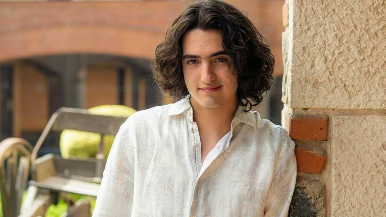 Sebastián Poza, hijo de Mayrín Villanueva, muestra la herida que le dejó una escena de Fuego Ardiente