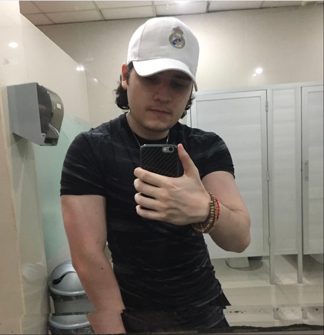 Es a través de su cuenta de Instagram, que Sebastián comparte algunos aspectos de su vida privada. En cuanto a si volverá a la actuación, Torres dijo: "Este año planeo regresar, ya después de que se acabe la pandemia".