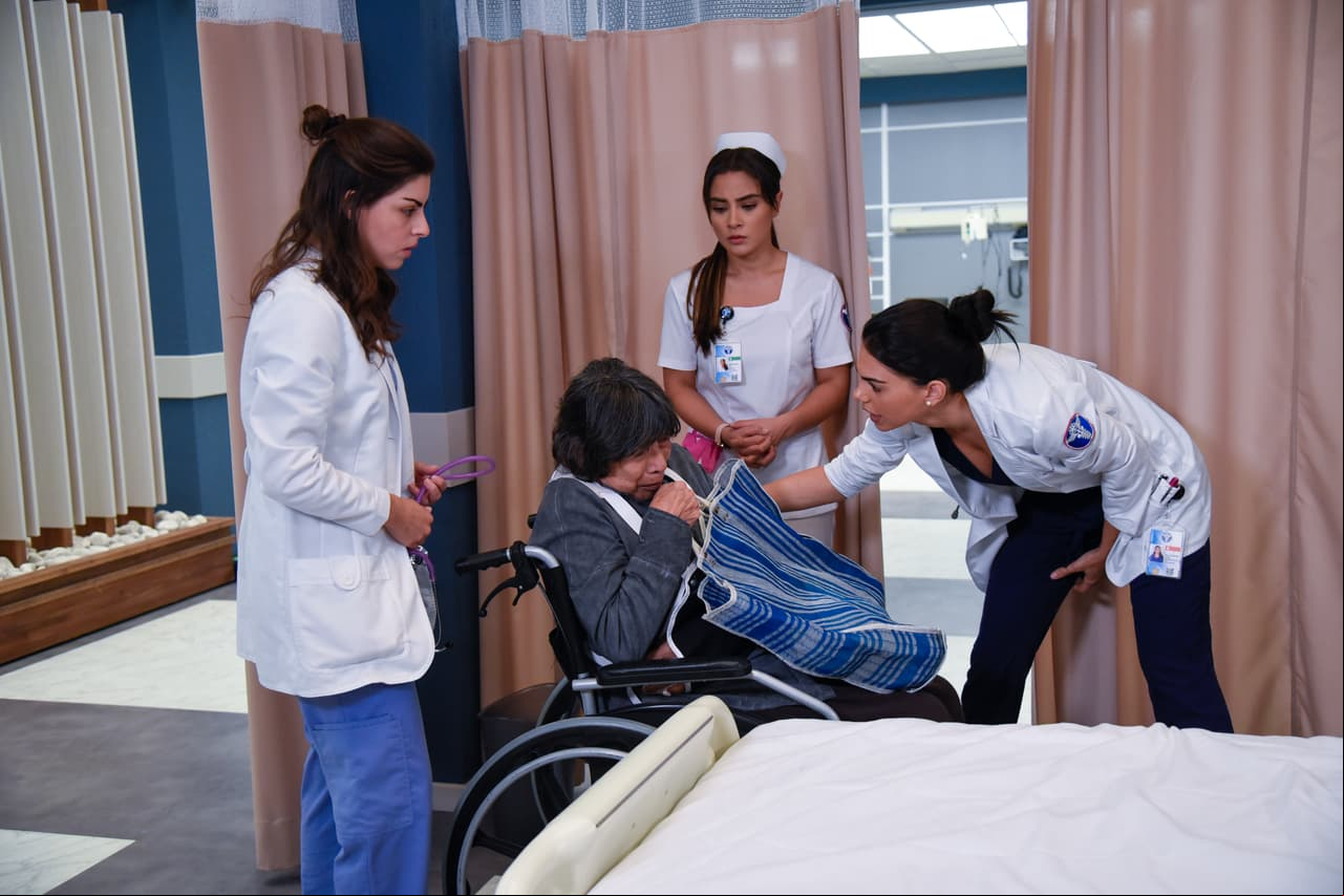 Las doctoras 'Regina' y 'Cynthia' son las encargadas de atender su caso, ¡y de animarla en todo momento!