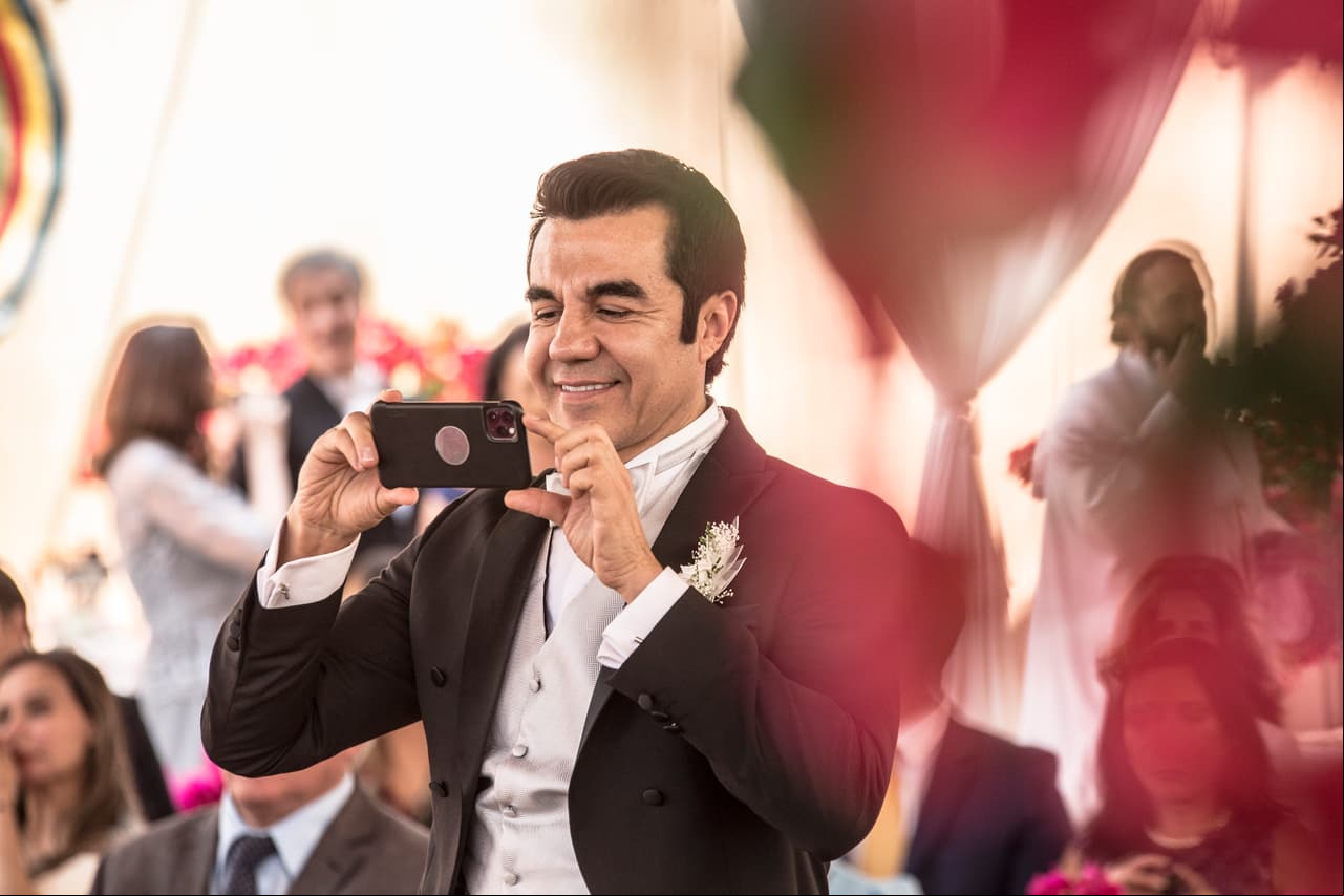 El novio no podía perder la oportunidad de tomar fotos de su boda y mostrar lo feliz que estaba de emprender una nueva vida.