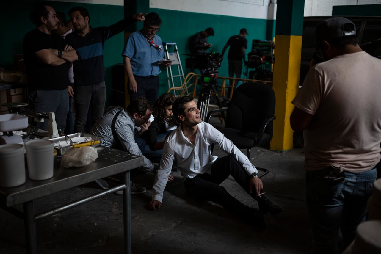 Durante las grabaciones de la escena, el actor Ramsés Alemán, quien da vida a 'Samuel', se relaja un poco por la intensidad que el guión requiere.