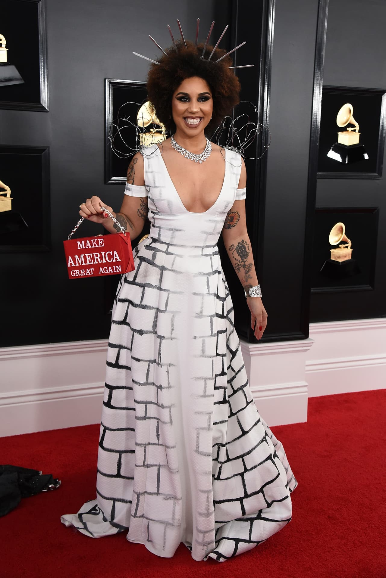 La cantante y actriz Joy Villa sorprendió con un vestido a favor de Trump.