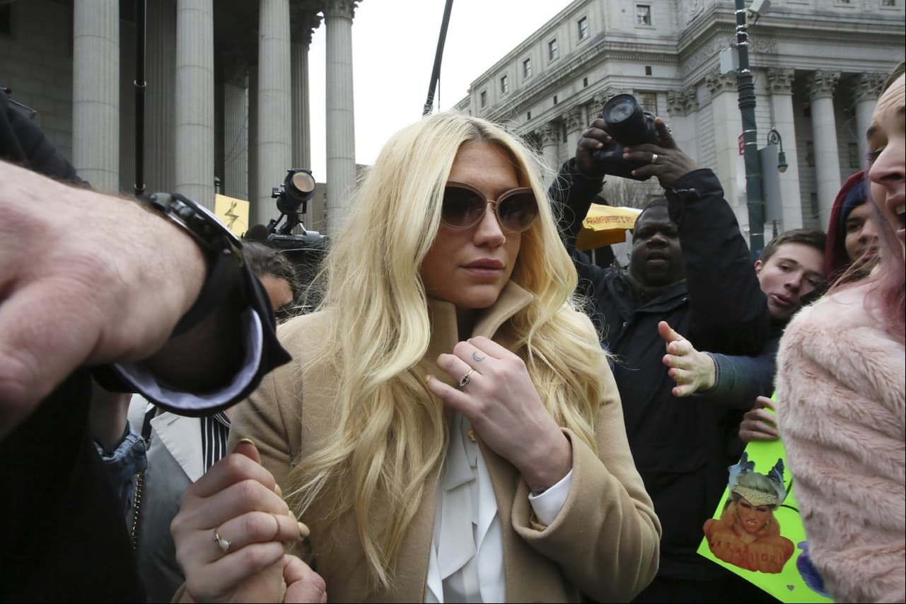 Kesha saliendo de la corte en 2016