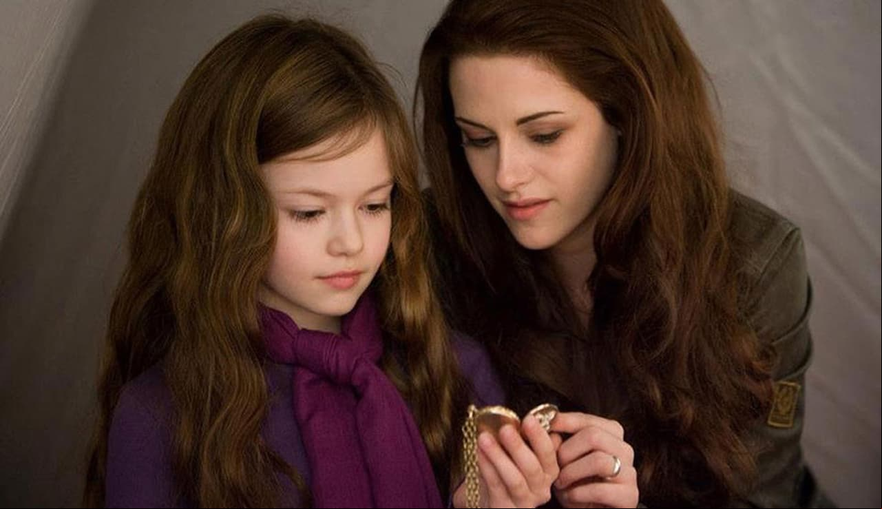 'Bella' y 'Renesmee' en la película 'Crepúsculo: Amanecer Parte II'