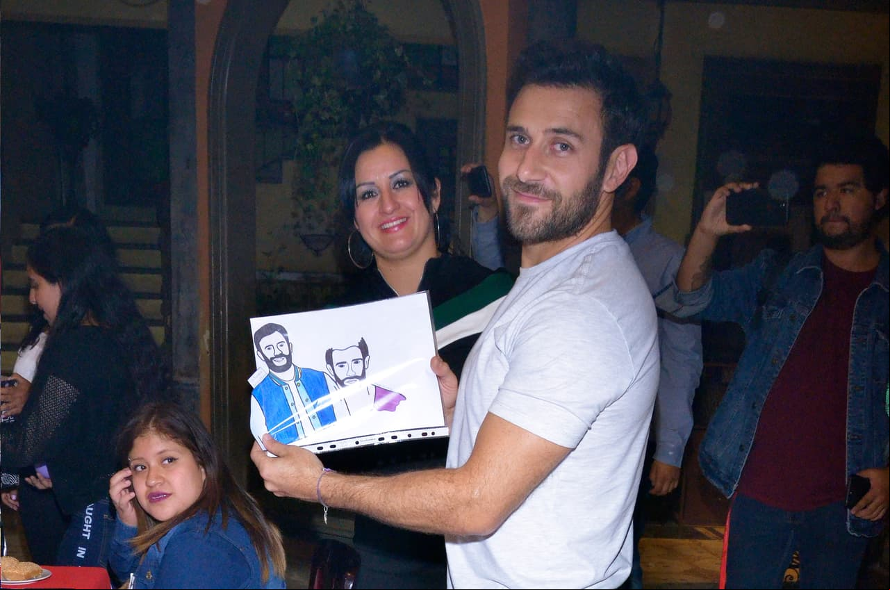 Carlos Ferro también estuvo muy bien apapachado y recibió detalles de sus fans.