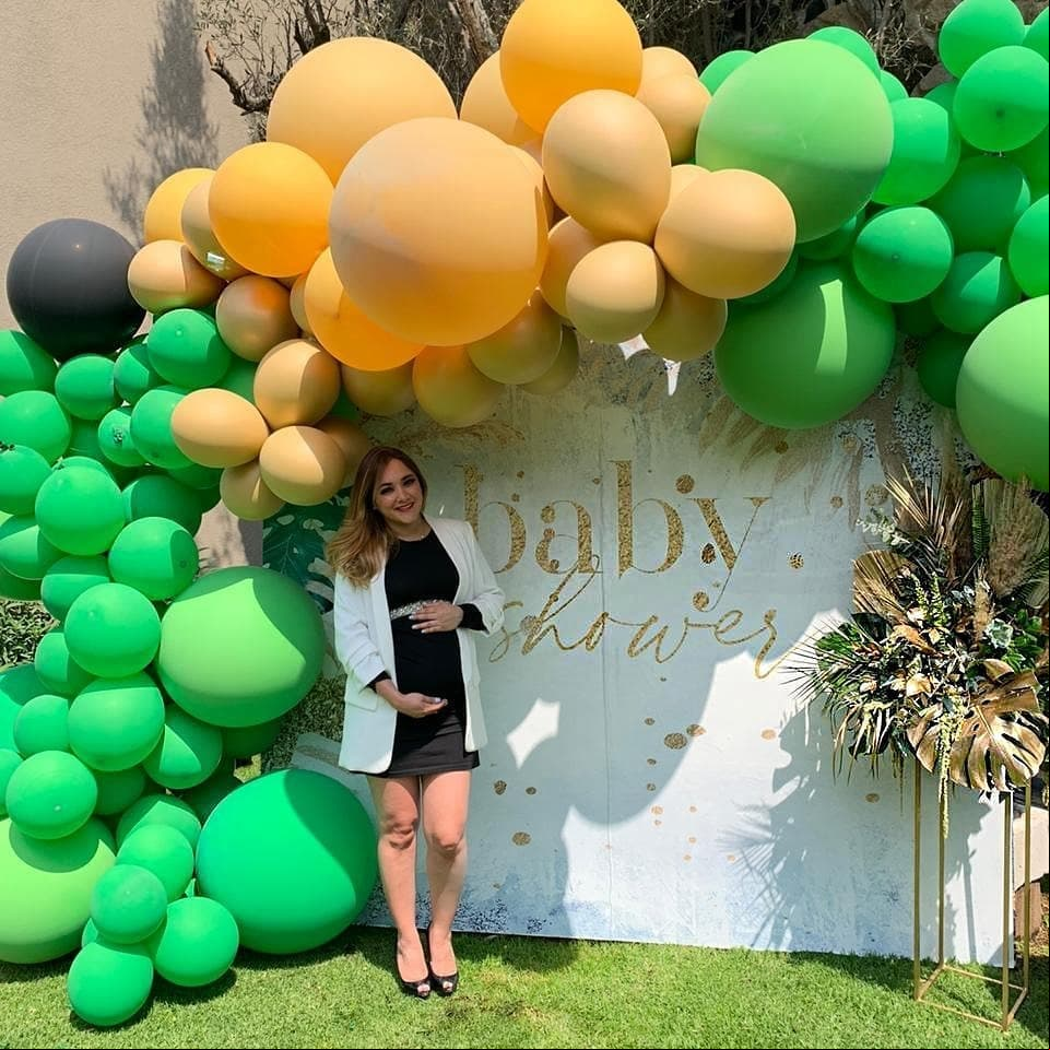 Este fin de semana, Sherlyn celebró su primer baby shower. Con siete meses de embarazo y un bronceado de envidia, la actriz celebró una fiesta rodeada de sus amigas.