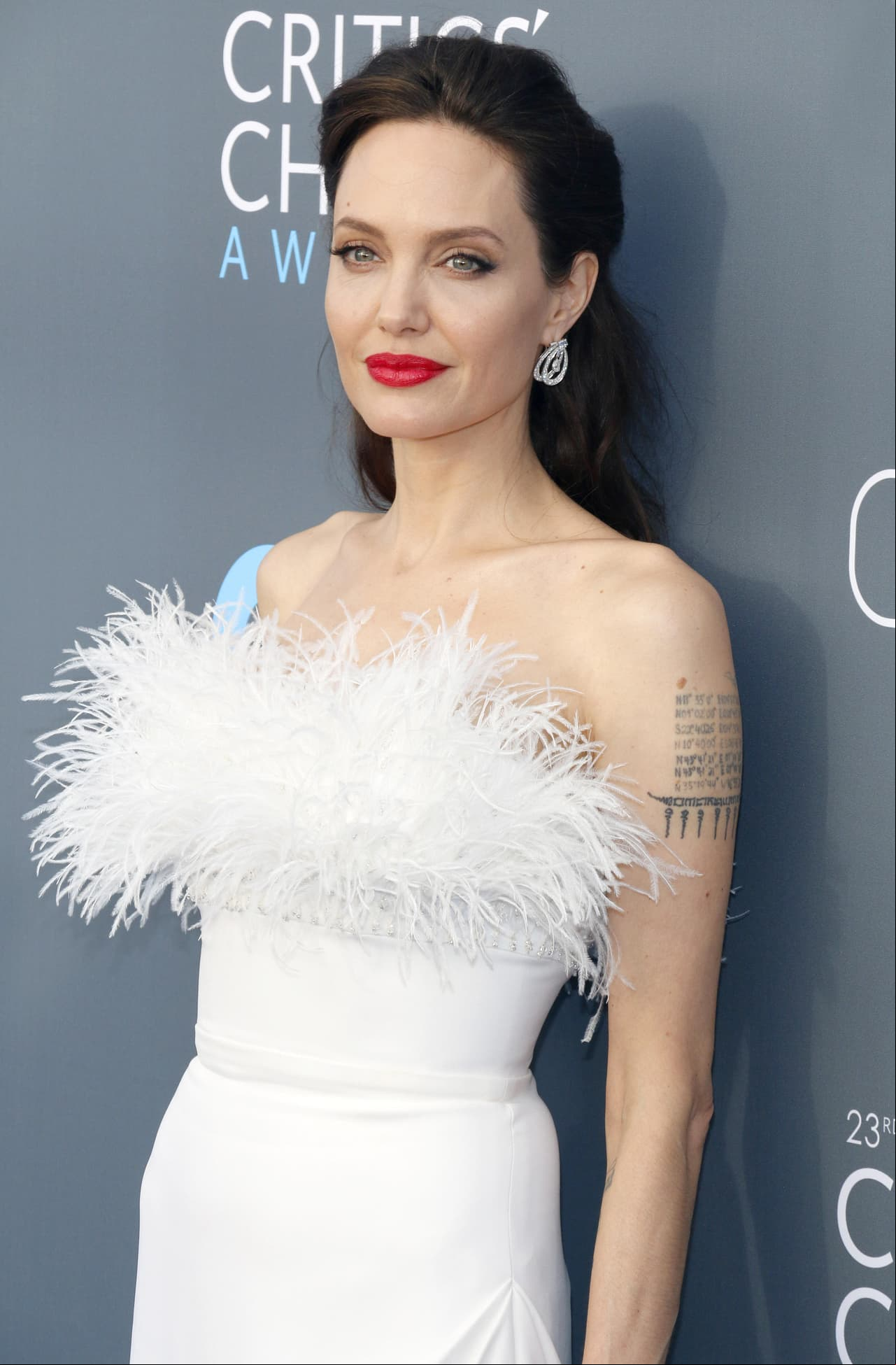 Algunos medios internacionales señalan que Neri y Angelina Jolie se parecen físicamente.