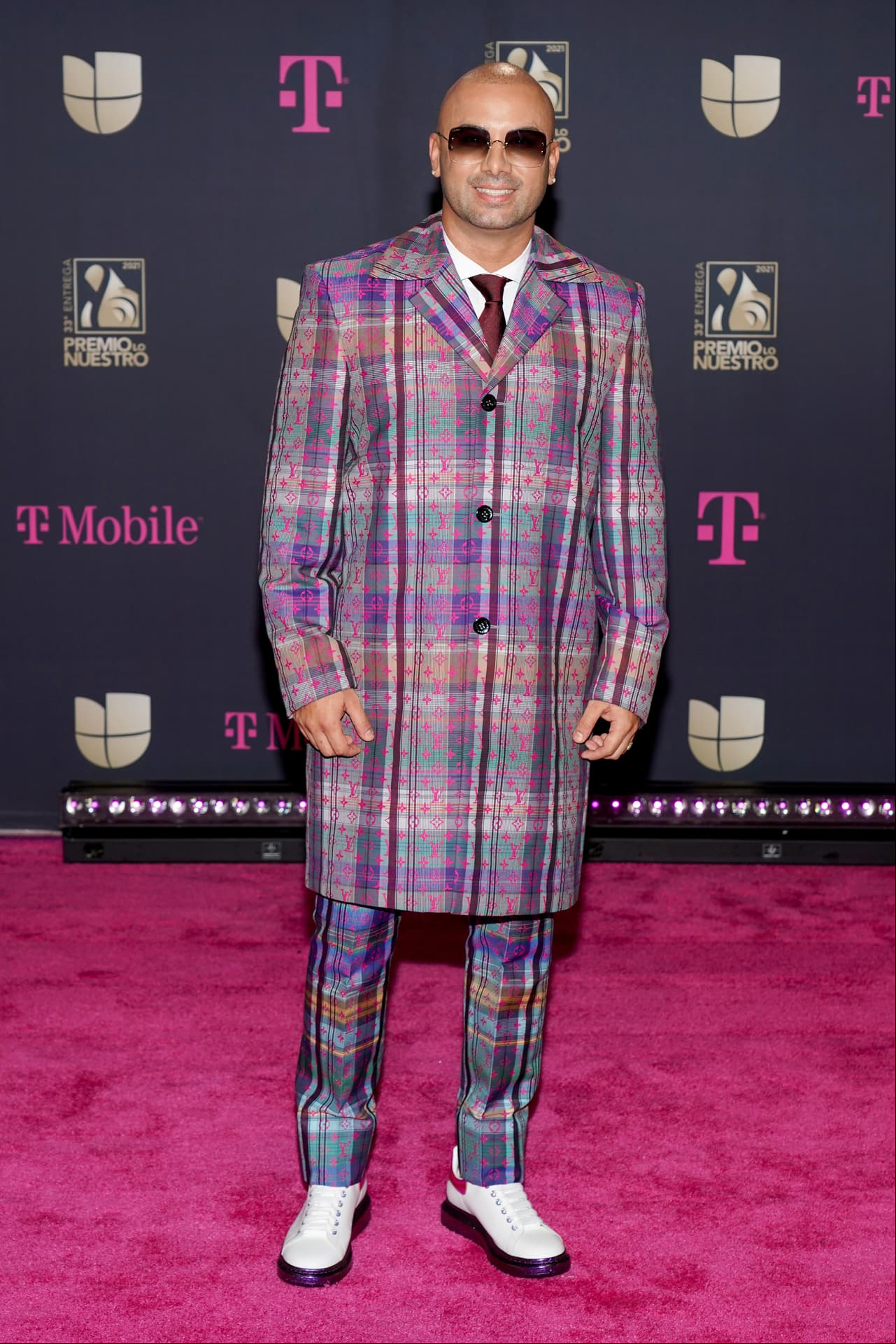 Pitbull se decidió por un atuendo lleno de color.