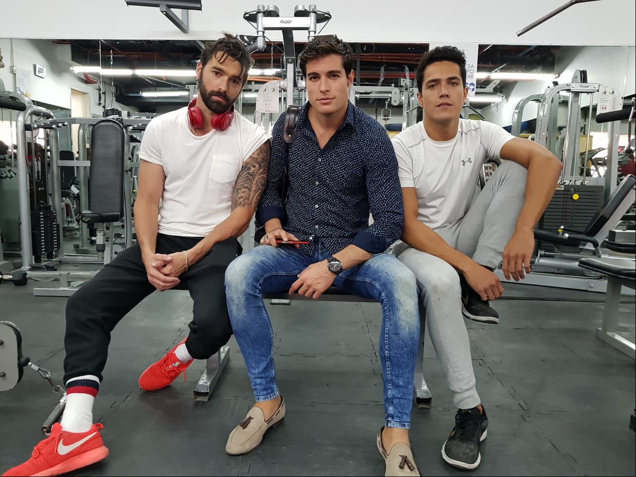 Previo al gran estreno de Hijas de la luna, Danilo Carrera, Gonzalo Peña y Mario Morán platicaron con sus fans y mostraron qué hacen para lucir cuerpazo.
