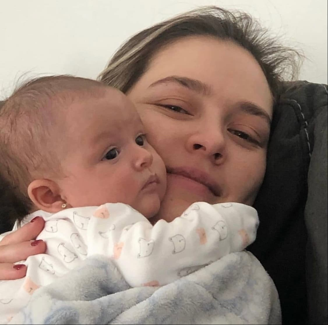 Asimismo, en otra fotografía se puede ver a la mamá de la bebé, llamada María José, mientras la sostiene cara a cara.