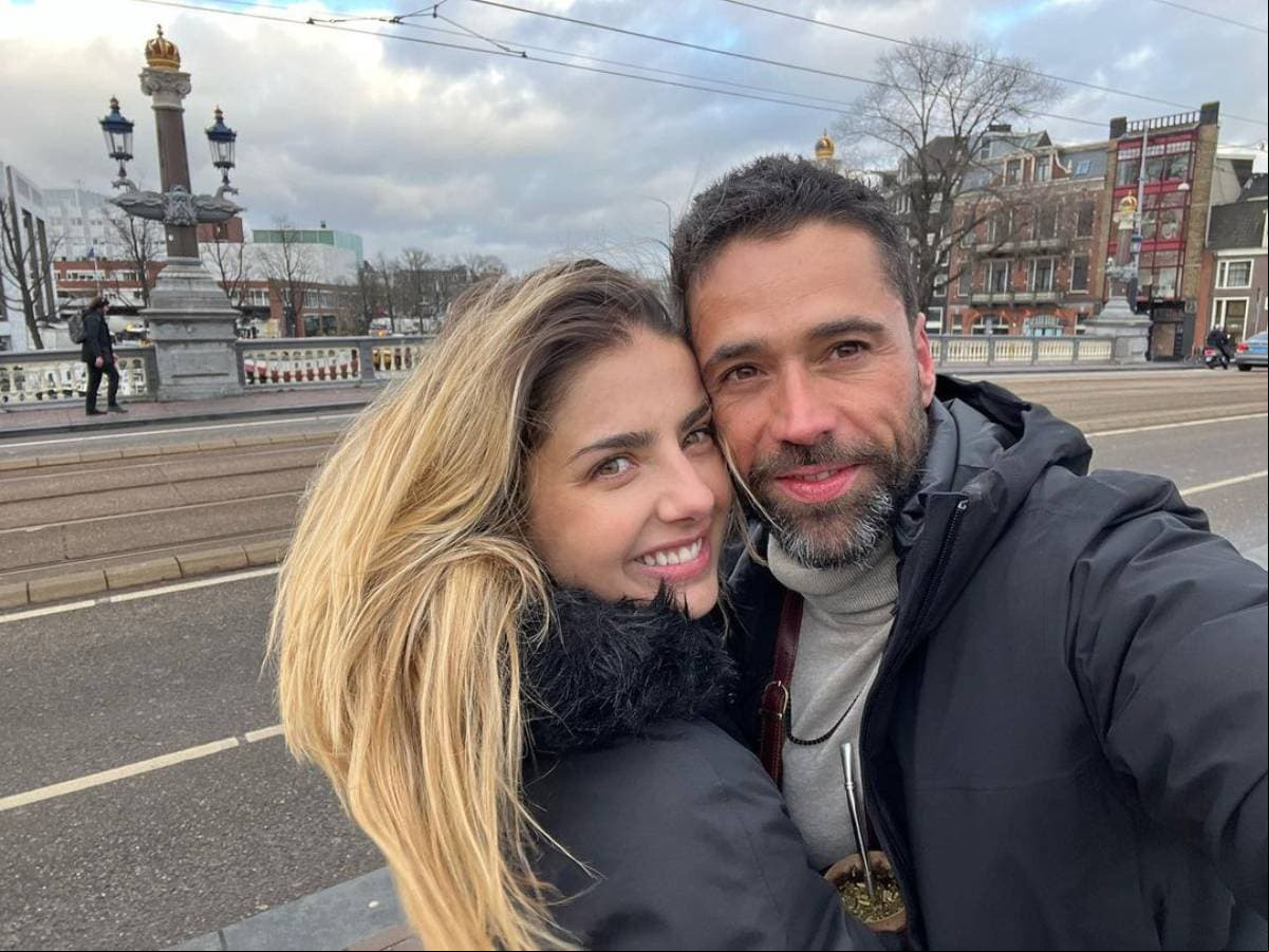 Los actores disfrutan de una romántica historia de amor.