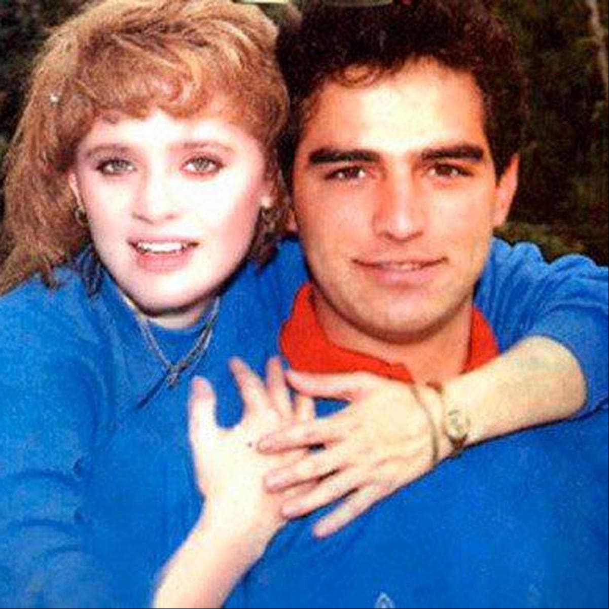 Otro caso es el de Erika Buenfil y Omar Fierro, quienes trabajaron juntos en la telenovela 'Amor en Silencio', en 1988. No obstante, también tuvieron un romance fuera de la pantalla. "Cuando estuvimos en 'Amor en Silencio' salimos dos o tres meses, estuvimos saliendo, pero de eso tiene mucho", dijo la actriz en una entrevista en 2020.