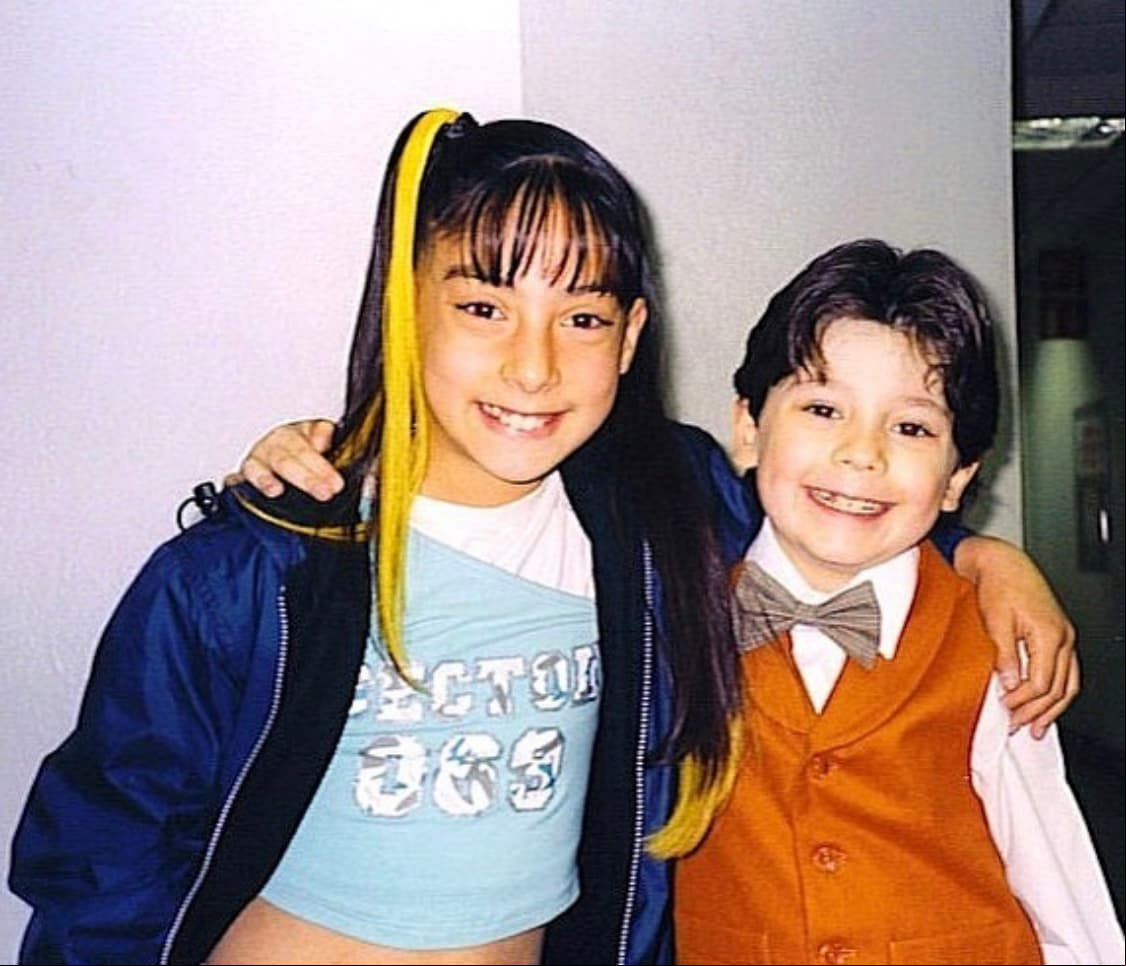 'Alegrijes y rebujos' fue una telenovela producida por Rosy Ocampo entre agosto de 2003 y febrero de 2004. La historia contó con la participación de múltiples actores infantiles, entre los que destacan María Chacón, Jesús Zavala, Miguel Martínez, Diego Boneta y Sebastián Torres. Mira qué fue de este último, quien hoy en día se encuentra alejado de la pantalla chica.