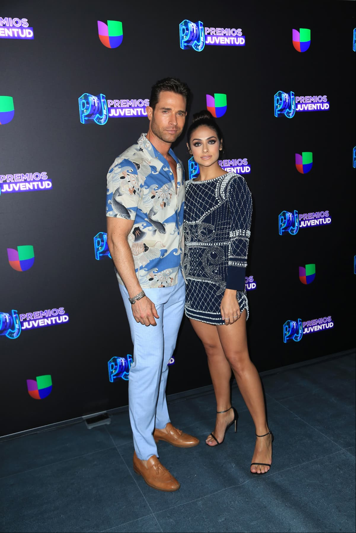 Sebastián Rulli y Renata Notni, los protagonistas de ‘El dragón’, eligieron prendas azules.