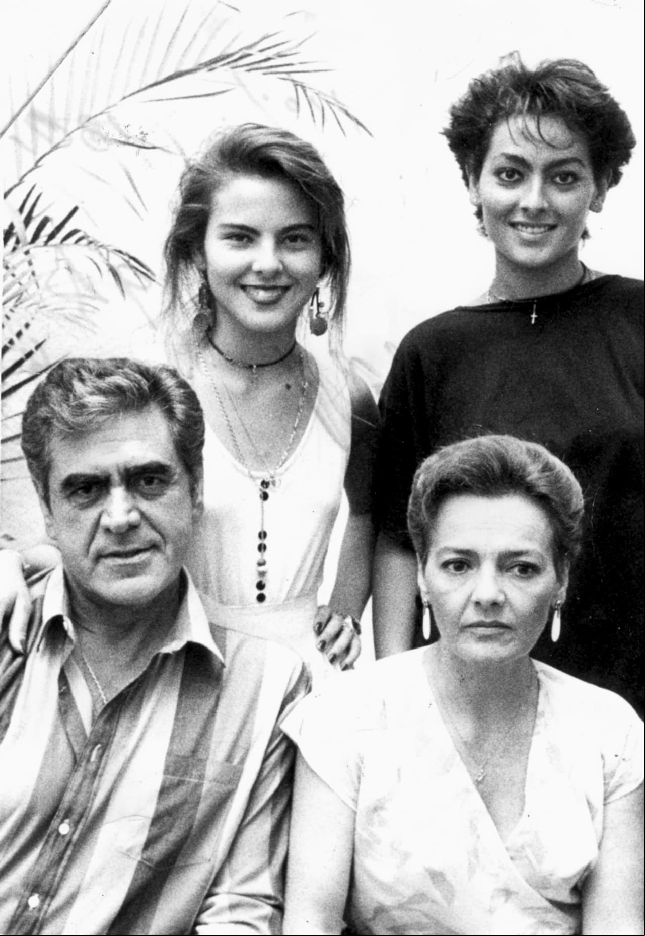 1979 retrato familiar don erick del castillo su esposa kate su hija veronica y kate del castillo