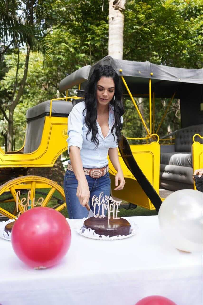 La actriz fue sorprendida con globos y un delicioso pastel para compartir con todo el elenco y el equipo de producción.