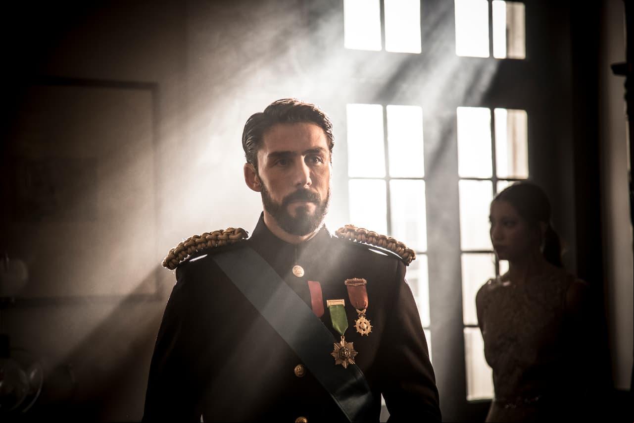 El actor Rubén Sanz realiza una participación especial en la producción dando vida al "Príncipe Eduardo", uno de los amores de "Rubí".