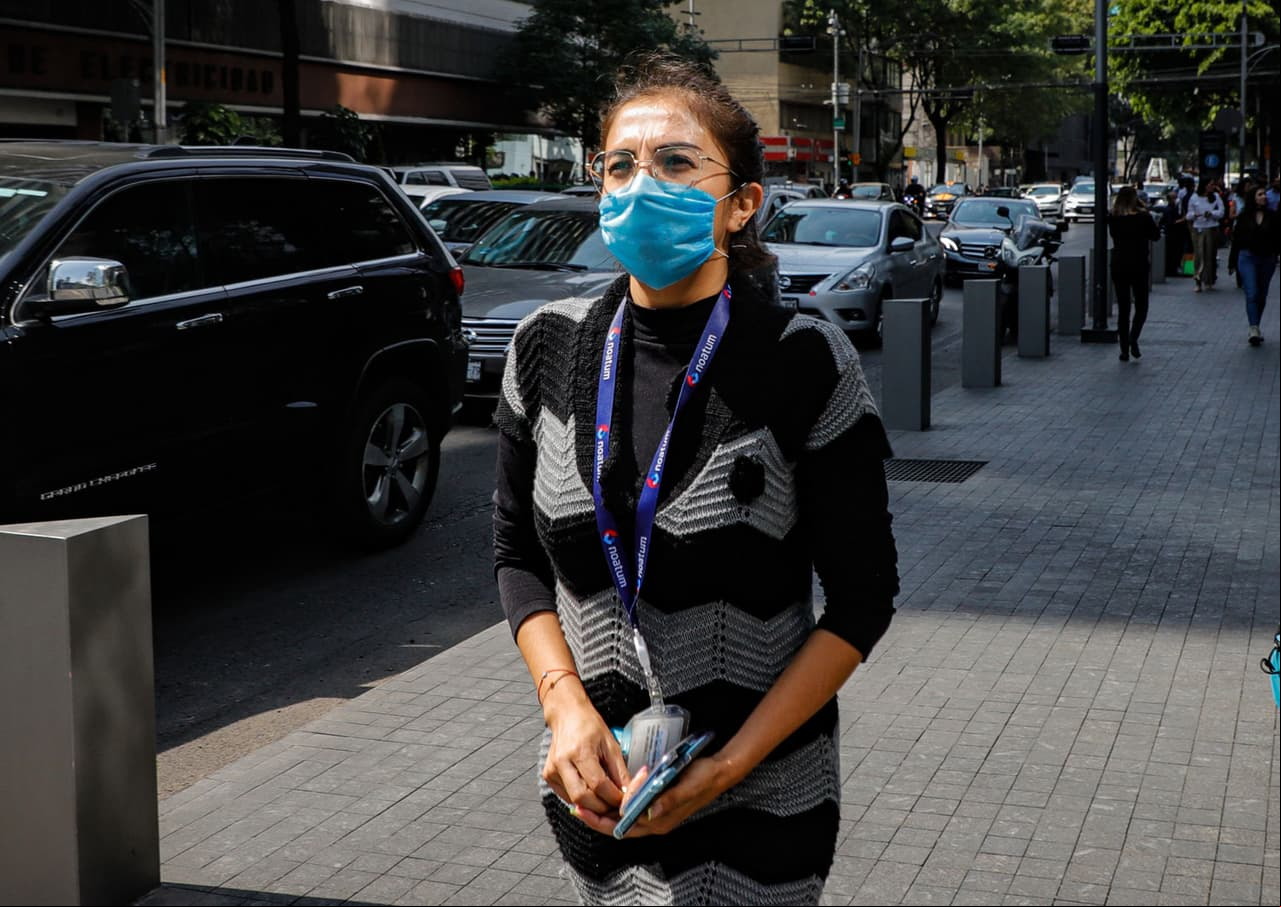 Mujer con tapabocas por prevención al coronavirus