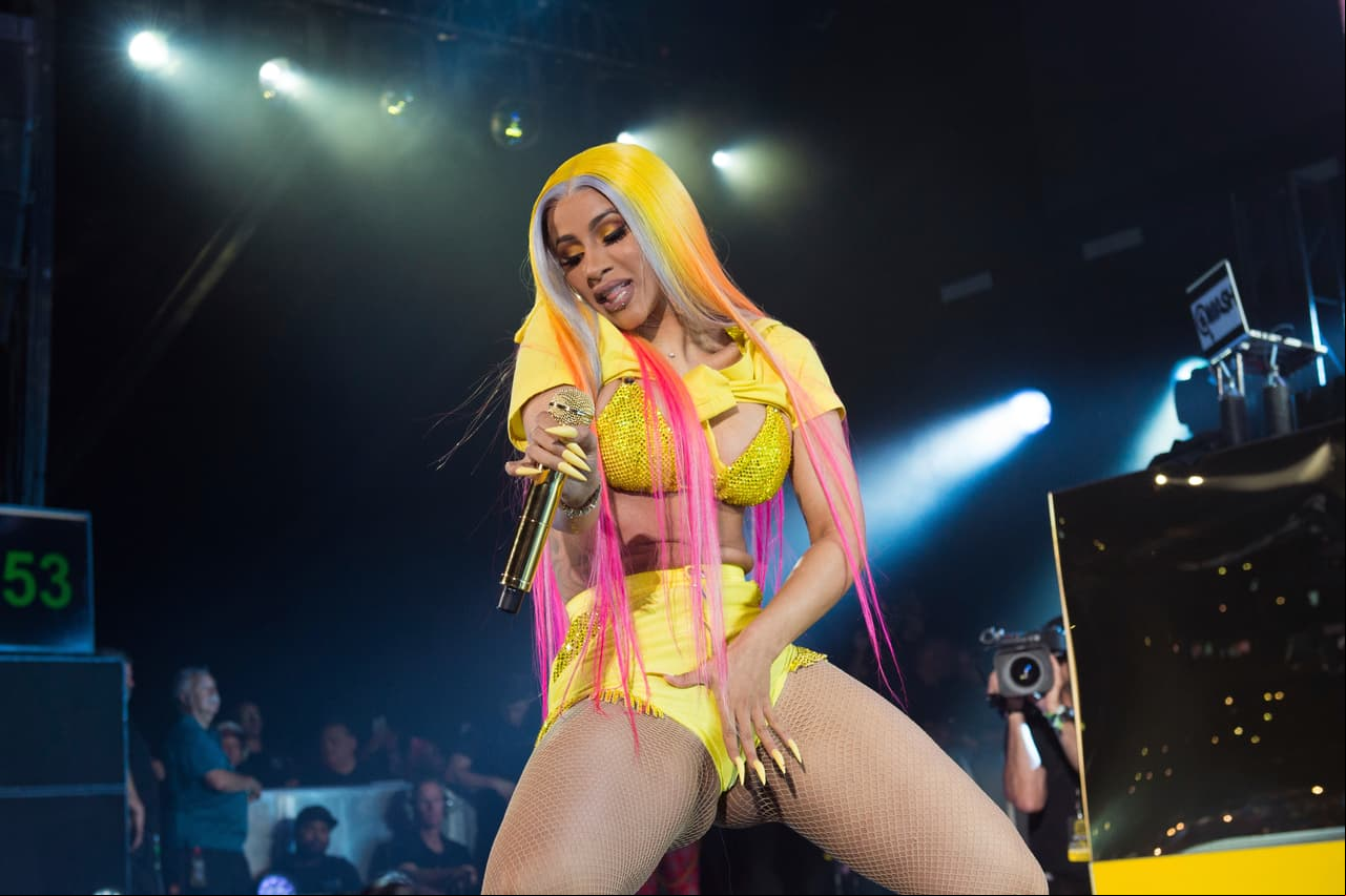 Cardi B utiliza uñas con una punta muy afilada, es un estilo común en la cantante estadounidense. En sus videos musicales es usual que ella aparezca haciendo movimientos de manos acentuados por sus estilizadas uñas.