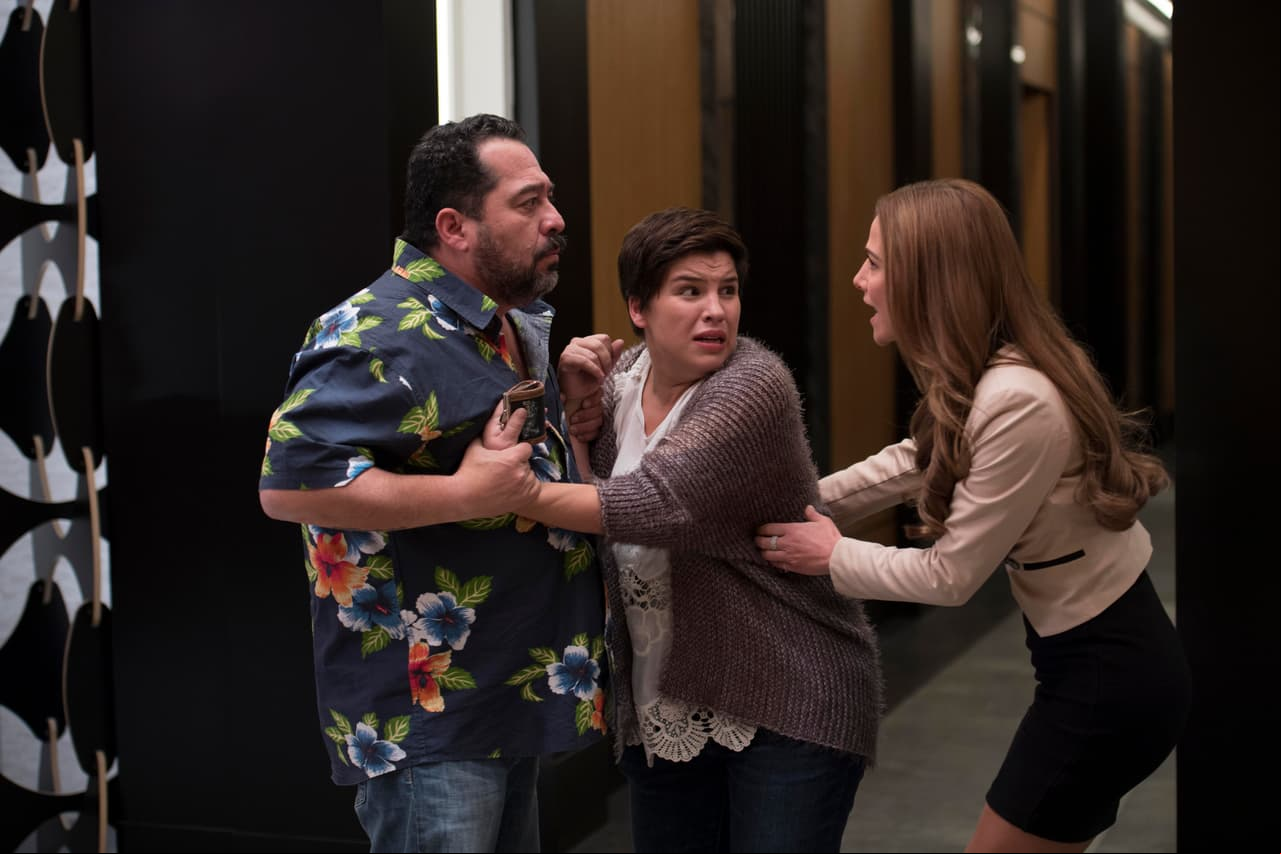 Olivia trata de evitar que Tomás lastime a Rosita.