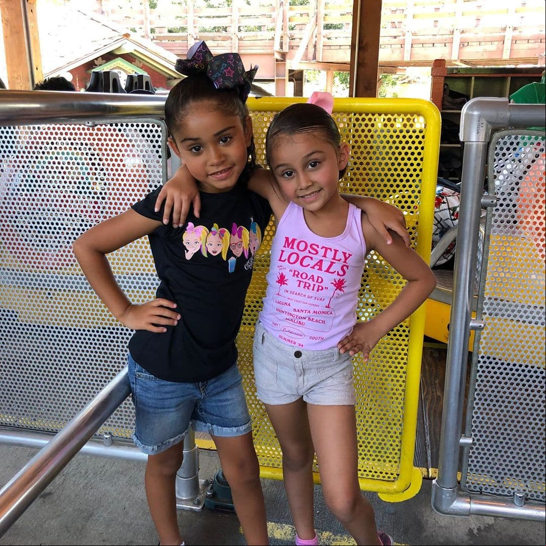 Antes del gran festejo, Samantha celebró con su amiga Mikayla, quien también cumplió años, en Knott’s Berry Farm, en California, Estados Unidos.