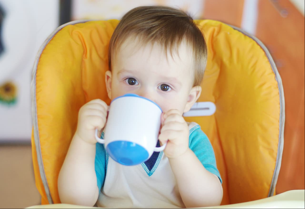 ¿Cuál es la importancia del vaso entrenador en el crecimiento de los niños?