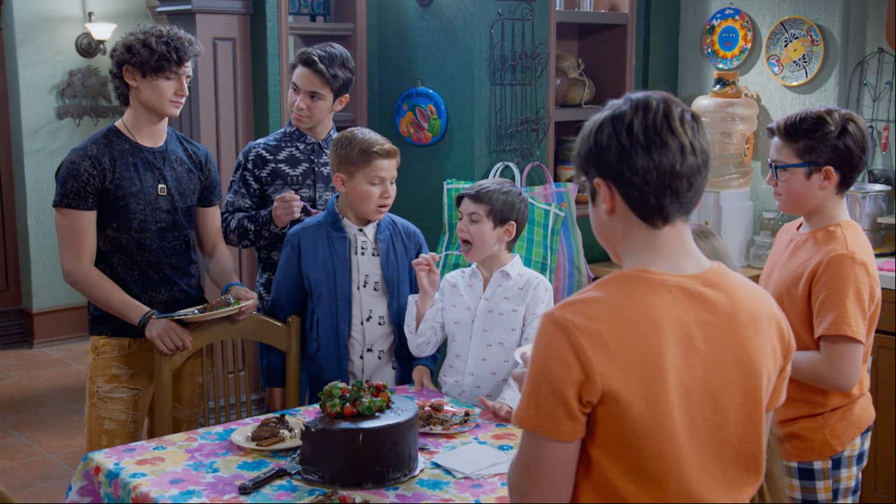 Está integrada por Las calcomanías, Aris, Temo, Sebas, Andy, Santi y Frida.