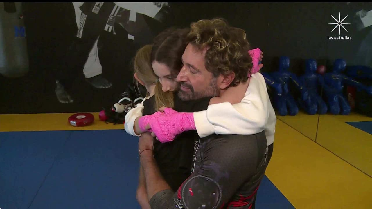 Así festejó Gabriel Soto el Día del padre por adelantado: Con regalos de sus hijas y su papá de visita en México