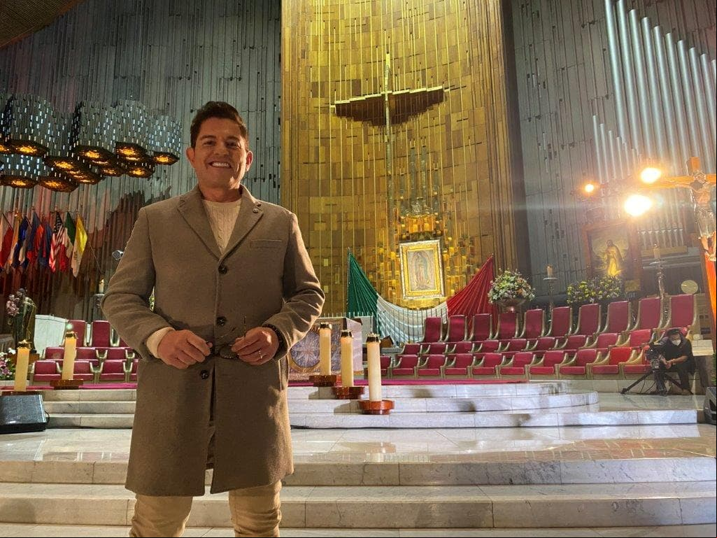 Julieta Lujambio dio la bienvenida a Ernesto Laguardia, quien después de vivir unos años en el extranjero, regresa a México y a esta bella transmisión en la que destacó que en todo este tiempo la presencia de la Virgen de Guadalupe estuvo en toda su familia. El actor dio voz a tantos millones de fieles que al igual que él, agradece para pedir por sus hijos.