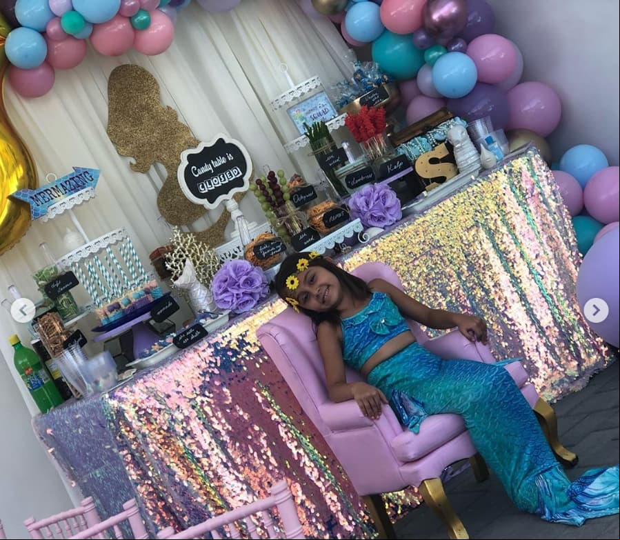 “Su felicidad llenó toda la casa. El año pasado no pudimos celebrarla con la familia porque estábamos en la Ciudad de México. Este año nuestros amigos y familia la hicieron sonreír. Mil gracias por celebrar los 6 años de nuestra Sammy Chay”, escribió Rosie en su publicación que alcanzó más de 23 mil likes en Instagram.