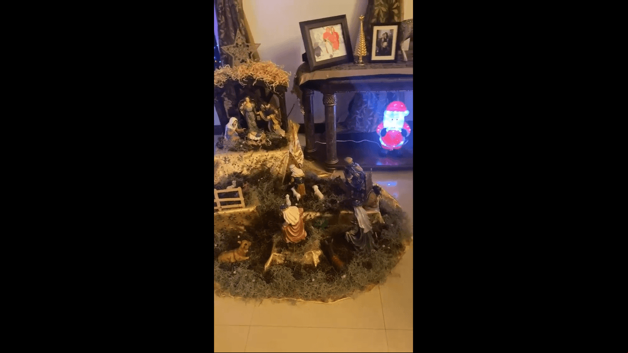 Justo al lado del árbol navideño, ubicado frente al piano y el comedor, Kimberly Flores y Edwin Luna pusieron un pequeño nacimiento.