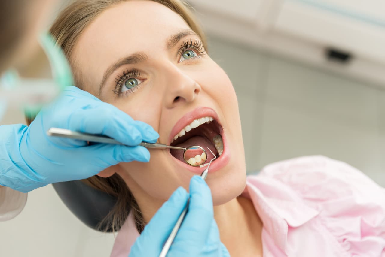 Así como por enfermedades en las encías, presencia de caries, sinusitis u otros problemas relacionados con la nariz, según el sitio Medline Plus.