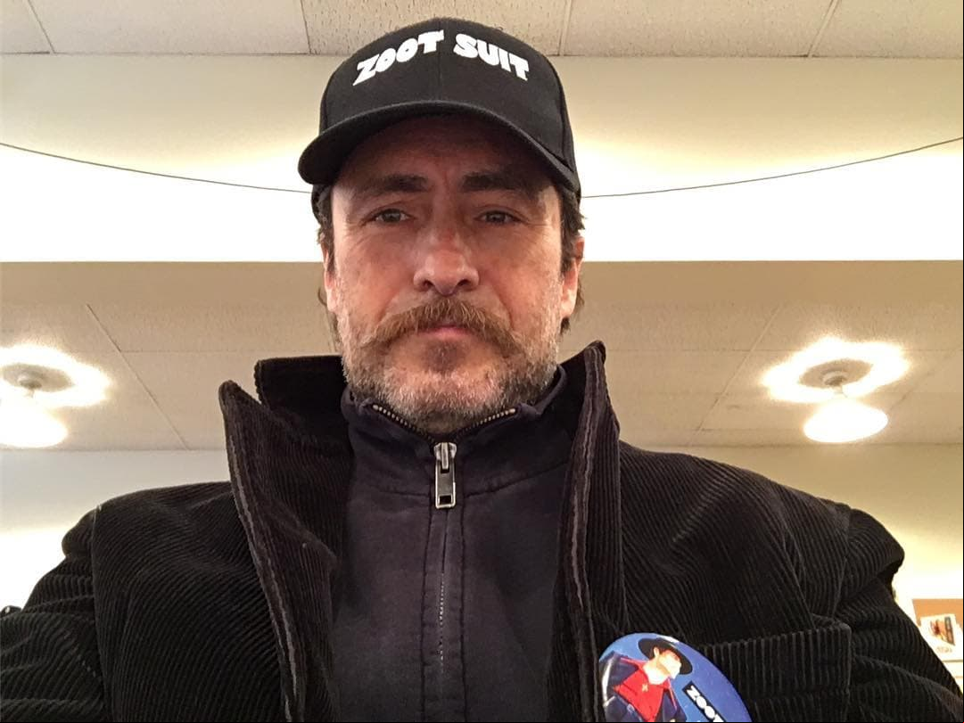 Demián Bichir llama a votar por 'ya sabes quién'
