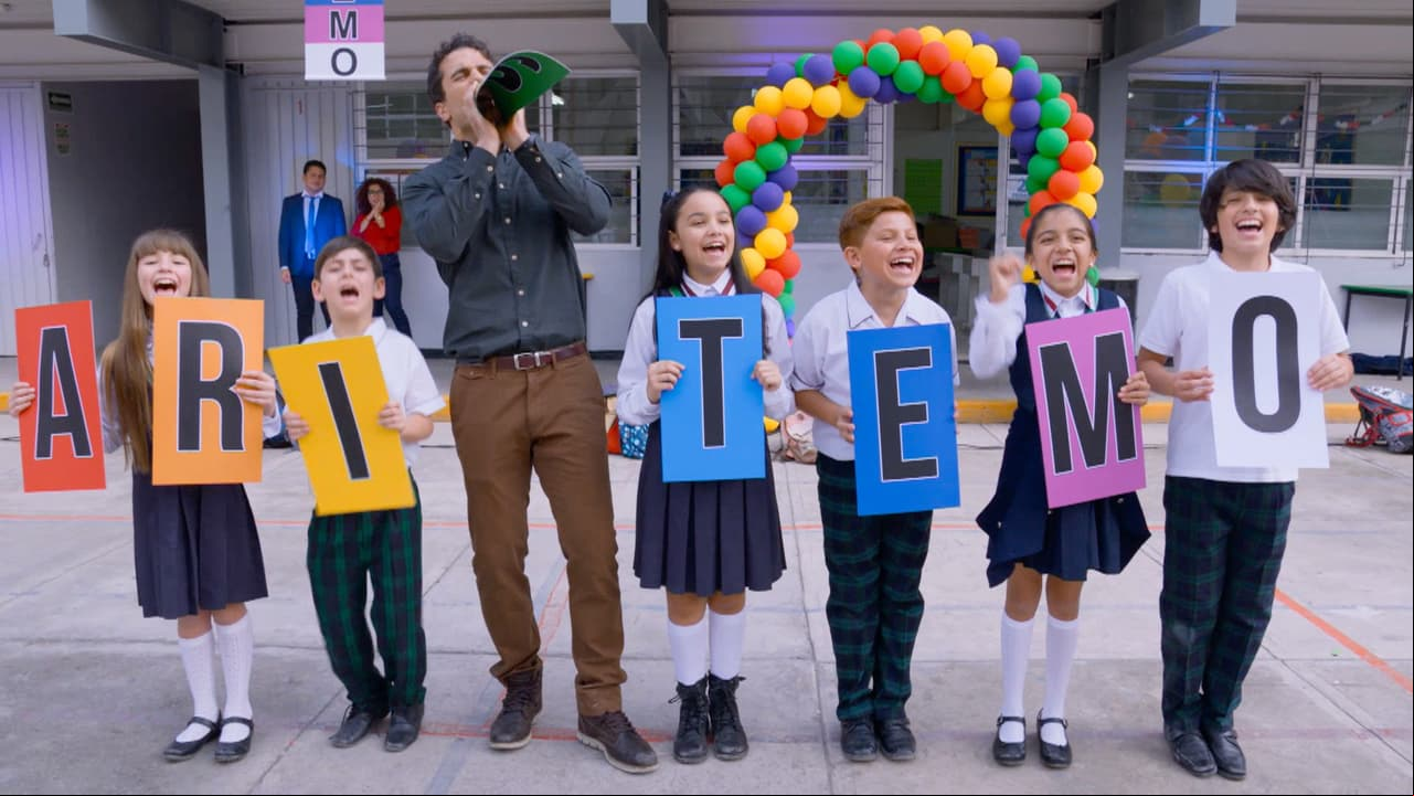 Con una colorida coreografía y letreros de amor.