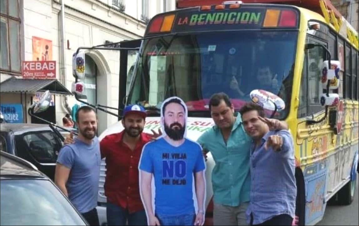 Su esposa le prohíbe ir a Rusia 2018 y sus amigos lo llevan a la fuerza